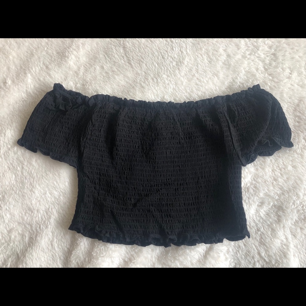 RUFFLED BLACK OFF THE SHOULDER CROP TOP